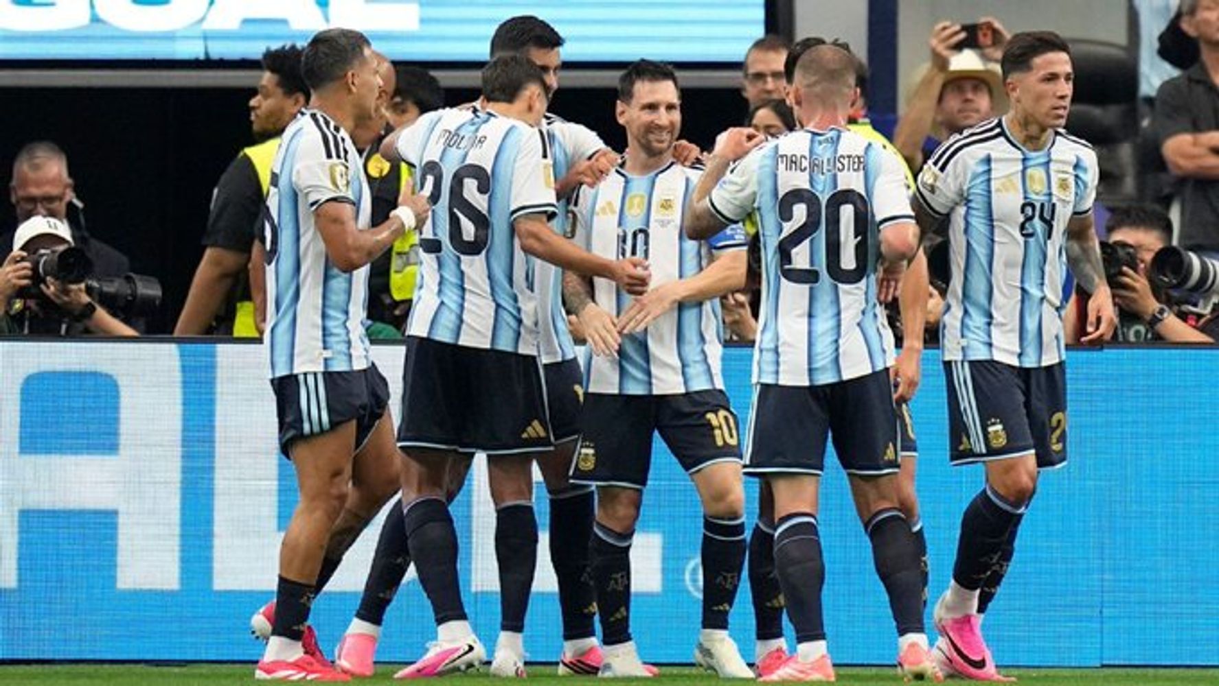 Todos los abrazos, y la admiración, para Lionel Messi.