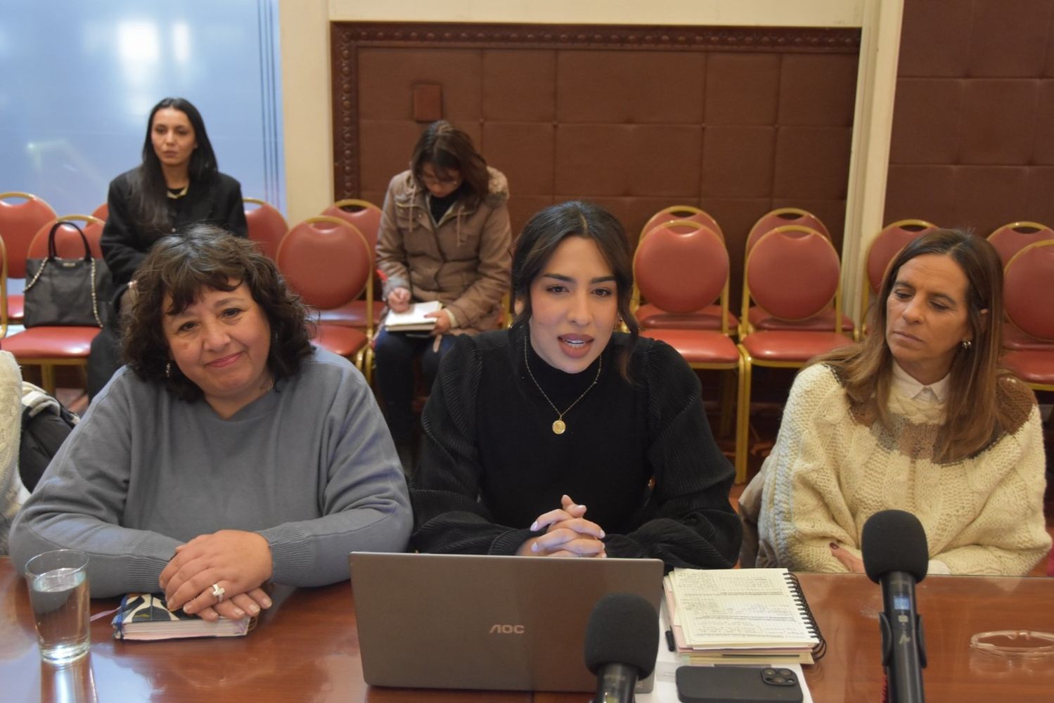 La directora de Acompañamiento Integral Educativo, Julieta Yamín Squicciarini (al centro), y la responsable del Departamento de Apoyo Institucional, Fernanda Montenovi (izq.), encabezaron la delegación ministerial.