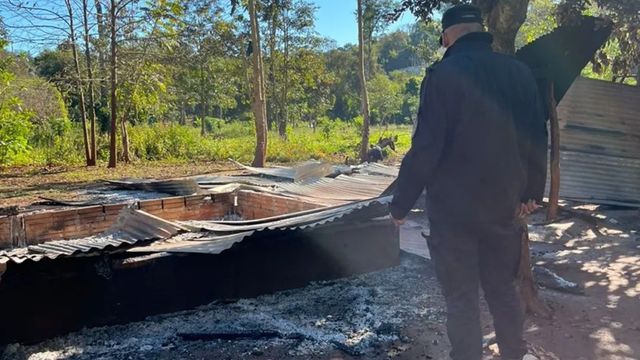 Puerto Iguazú: un incendio destruyó una vivienda y causó daños en otra casa lindante.