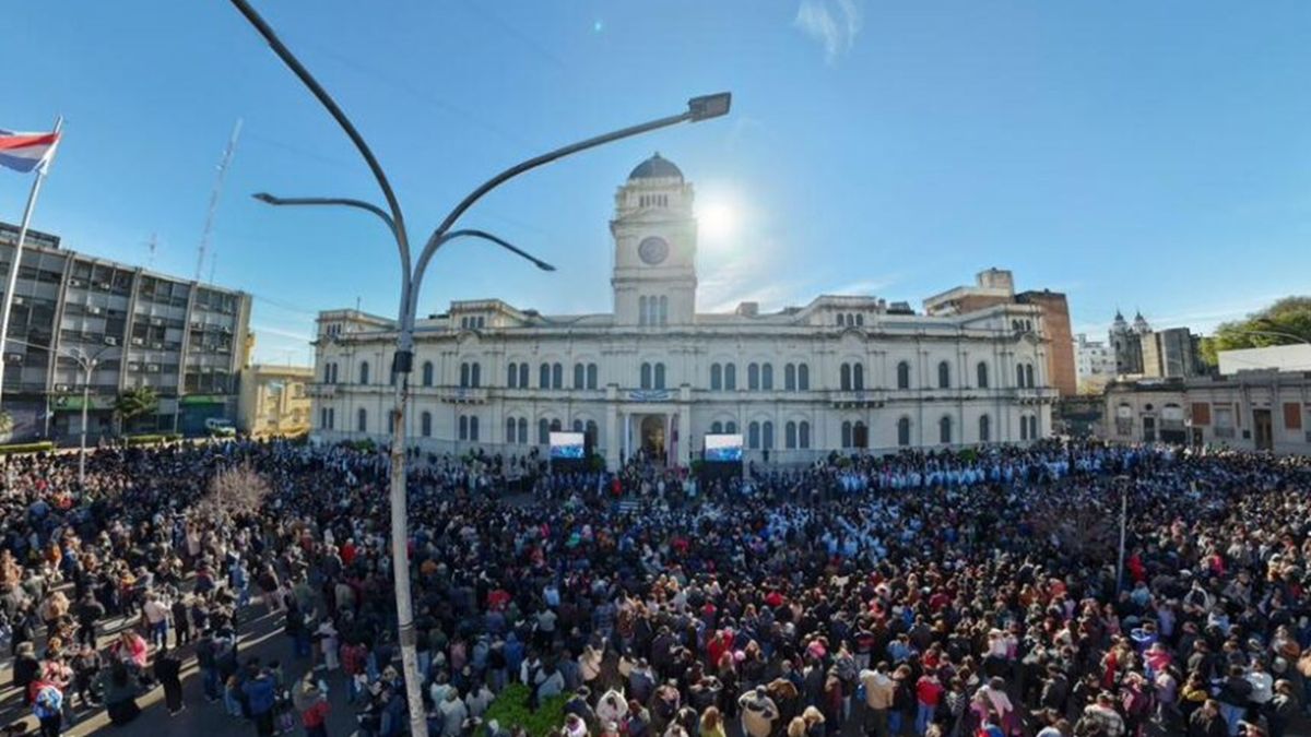 Más de 2.000 alumnos prometieron lealtad a la Bandera en un emotivo acto encabezado por Alicia Aluani en Paraná
