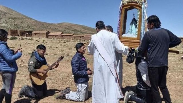 Una expresión de fe profundamente arraigada en la Quebrada de Humahuaca, en Jujuy, es la veneración a la Virgen de Copacabana del Abra de Punta Corral.