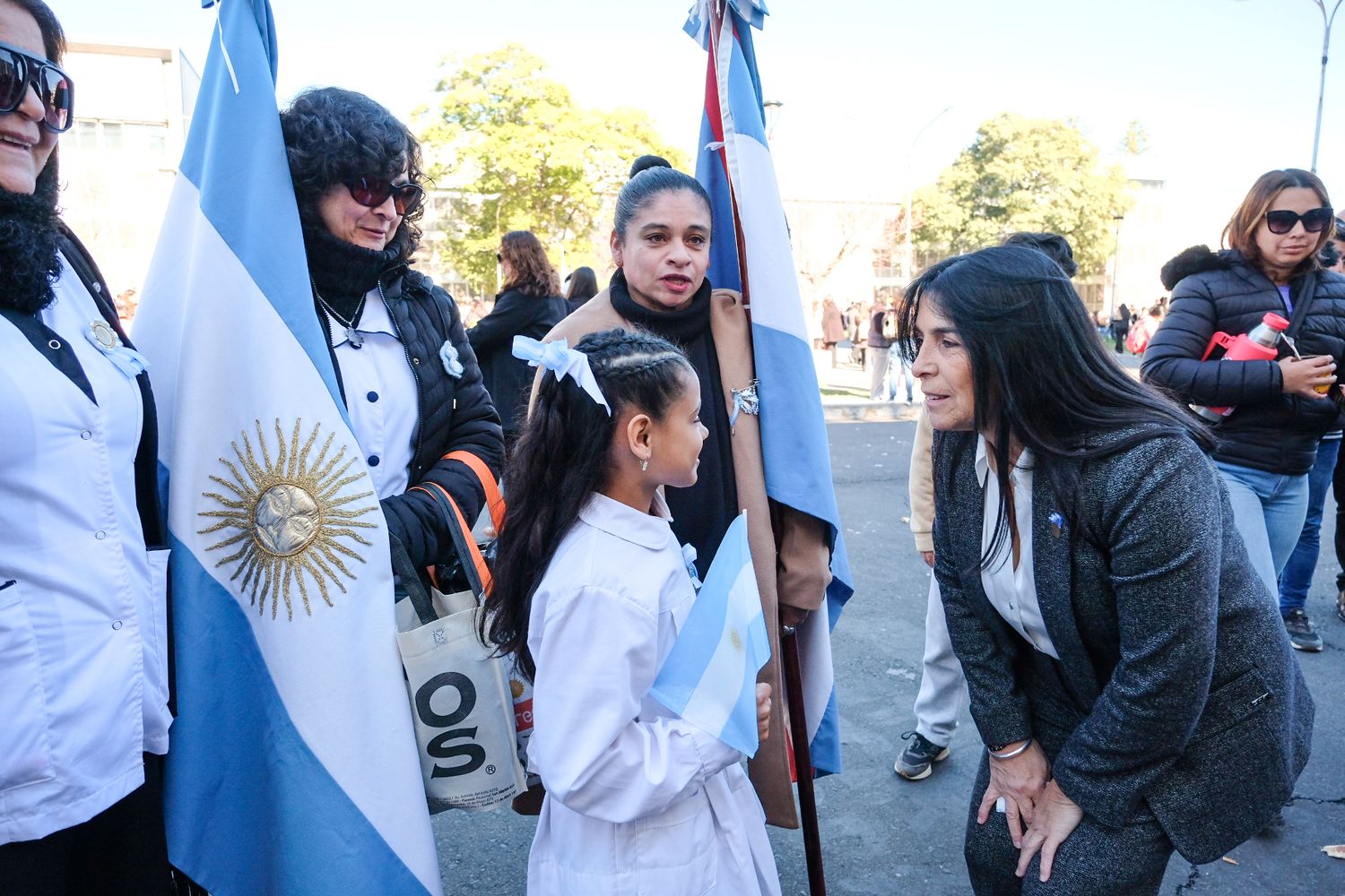 Más de 2.000 alumnos prometieron lealtad a la Bandera en un emotivo acto encabezado por Alicia Aluani en Paraná.
