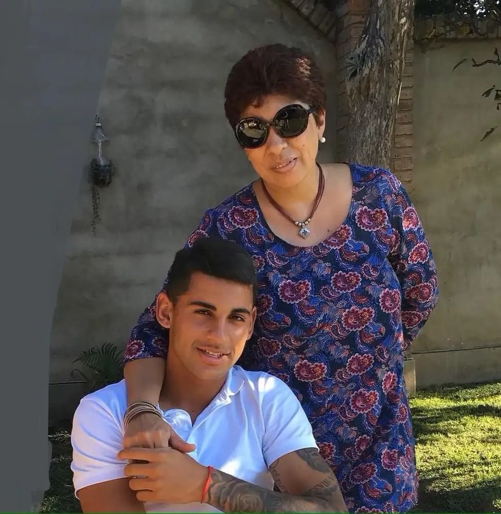 La mamá del defensor abrió su corazón en una entrevista íntima.