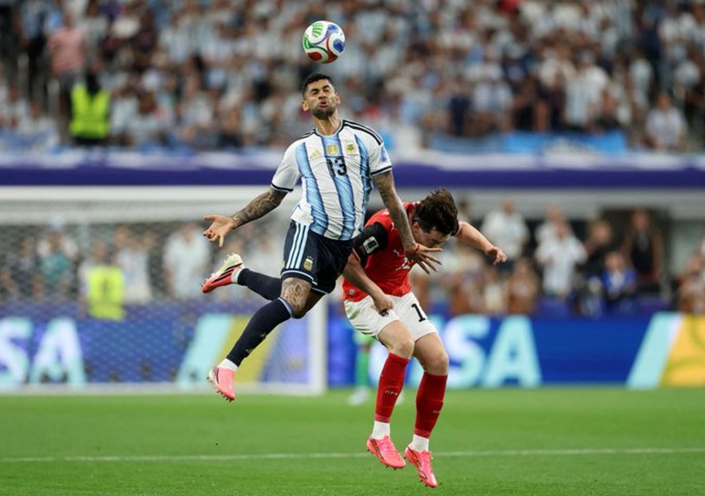 Por una dolencia en la rodilla, Cristian "Cuti" Romero salió en el segundo tiempo del Argentina-Austria.