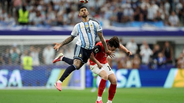 Por una dolencia en la rodilla, Cristian "Cuti" Romero salió en el segundo tiempo del Argentina-Austria.