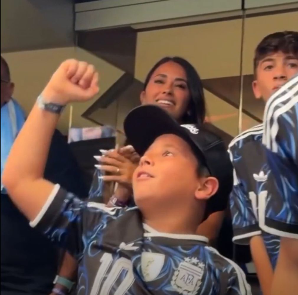 Antonela Roccuzzo junto a Thiago y Mateo Messi