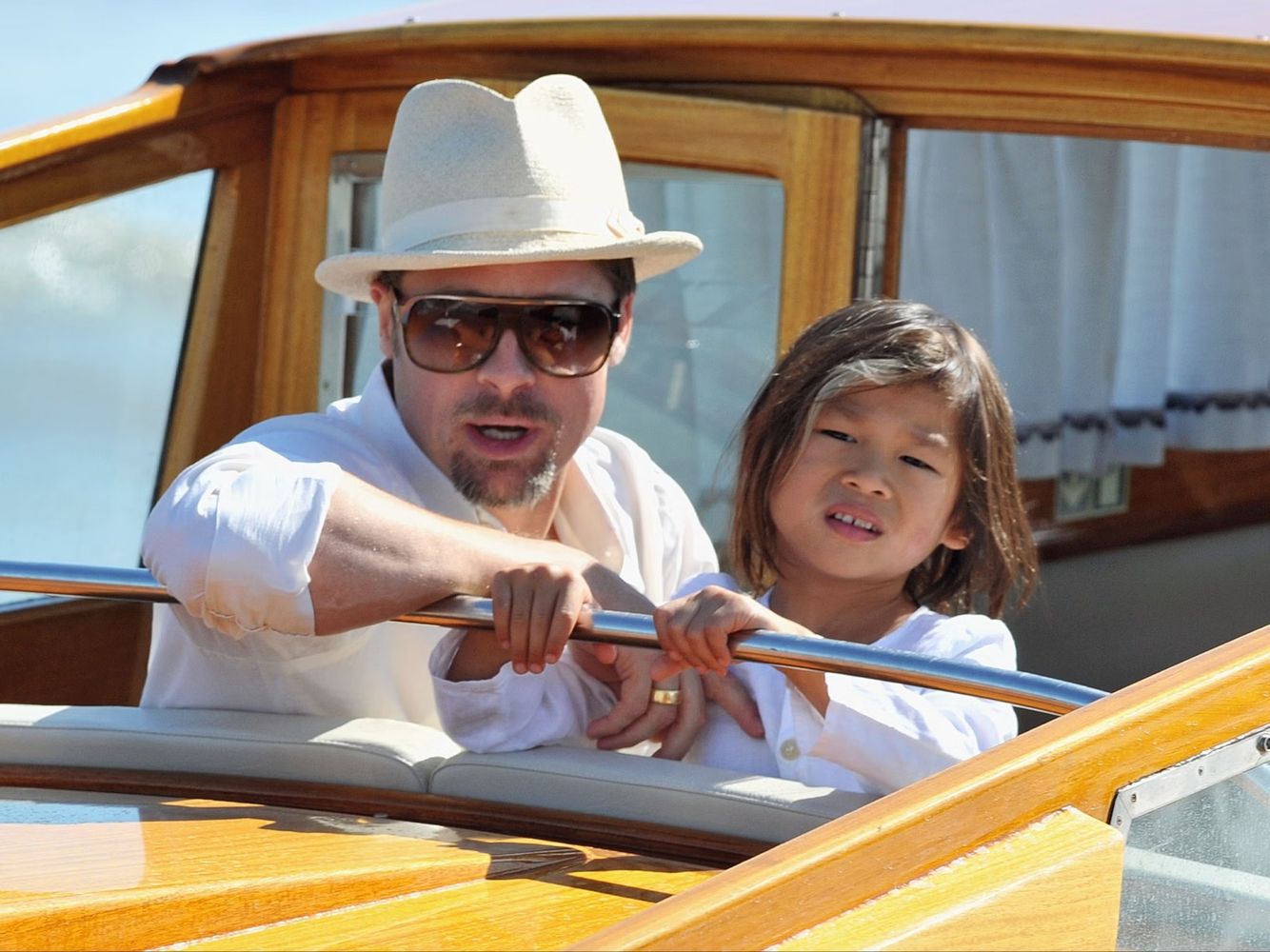 Pax Jolie-Pitt de pequeño junto a Brad.