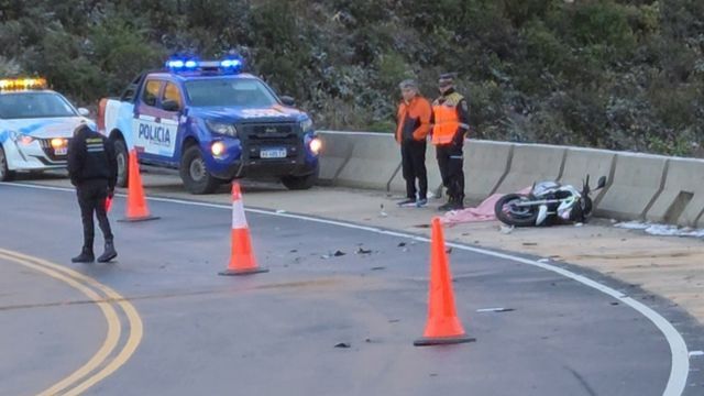 Un motociclista murió tras chocar con un automóvil en el Camino del Cuadrado.