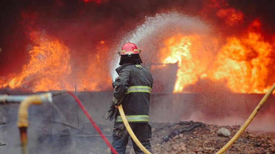 Incendio en una vivienda dejó a un hombre herido y generó un operativo de rescate