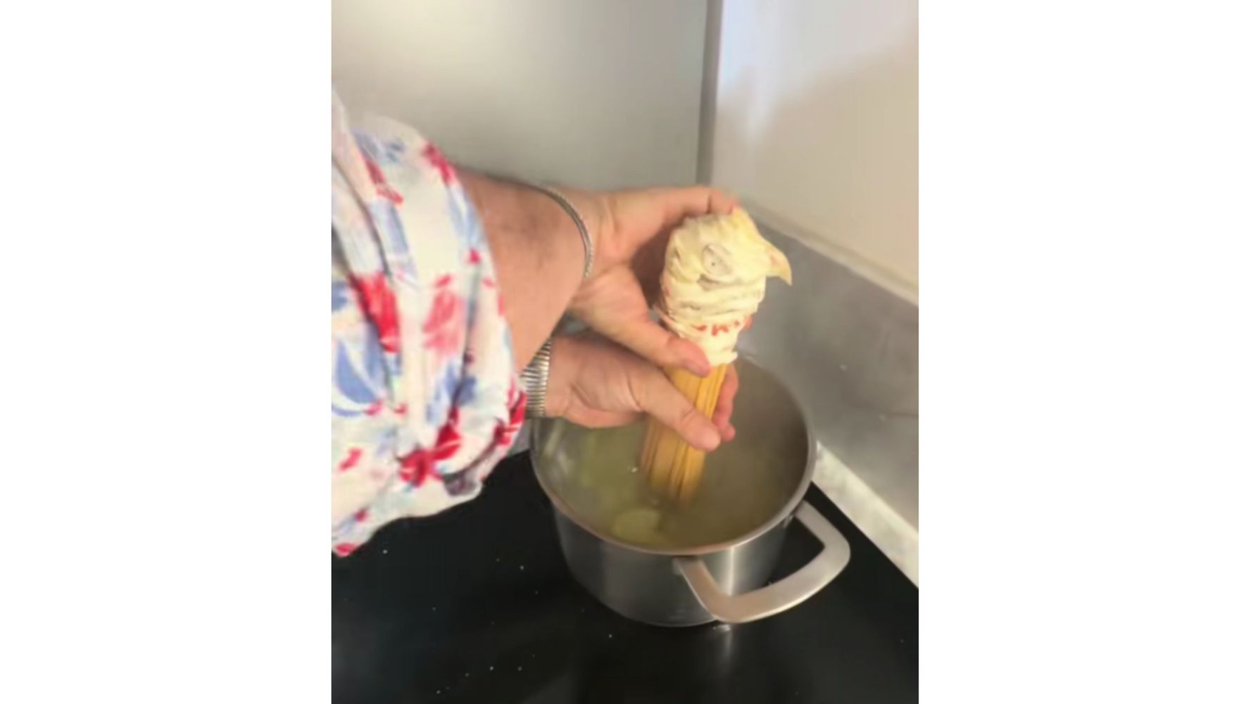 El cocinero mostró un truco impensado.