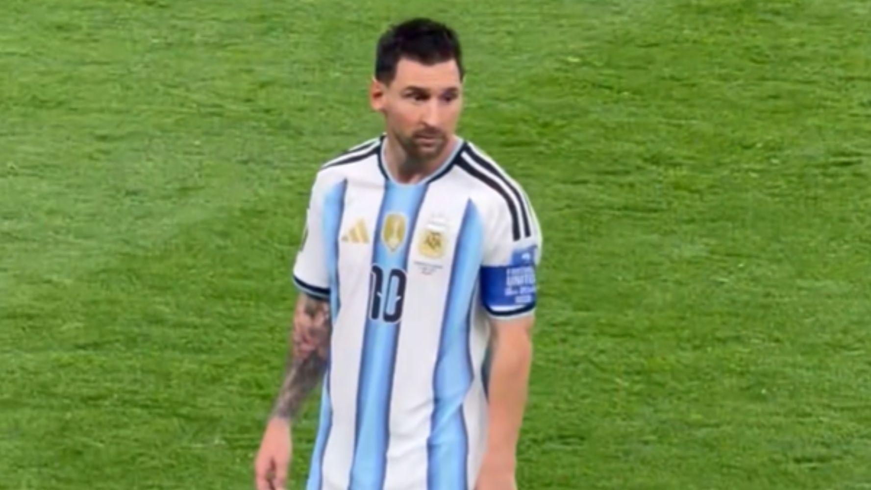 Lionel Messi enojado con el banco de Austria
