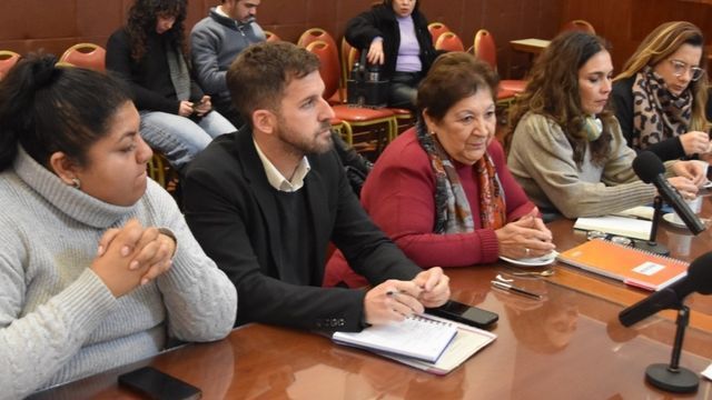 La diputada María Teresa Ferrín (al centro) preside la Comisión de Educación de la Legislatura de Jujuy. En la reunión, flaqueada por sus pares Agustina Guzmán, Martín Fellner, Noemí Isasmendi y María Fernanda Checha Monaldi.