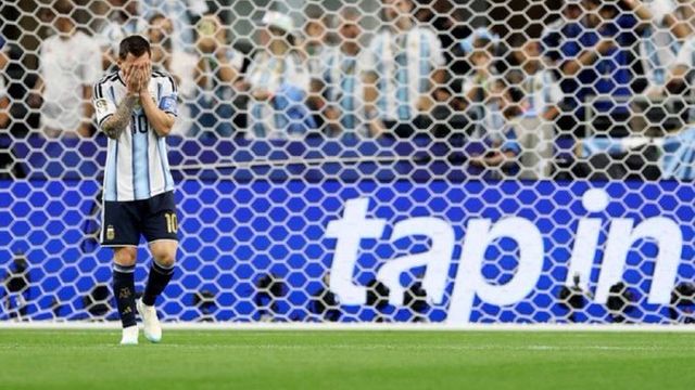Messi se lamenta luego de fallar un penal