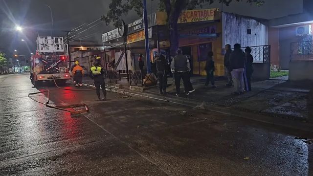 El local estaba cerrado cuando se desató el fuego en la madrugada del lunes, según medios locales.
