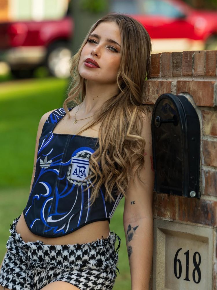 Corset y minishort: Coti Romero apostó por un look mundialista que llamó la atención de todos