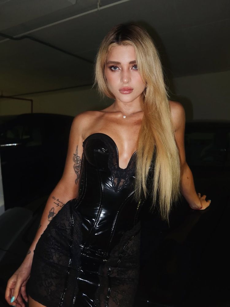 Desde Miami, Martita Fort deslumbró con un vestido color negro y marcó estilo con el escote en tendencia