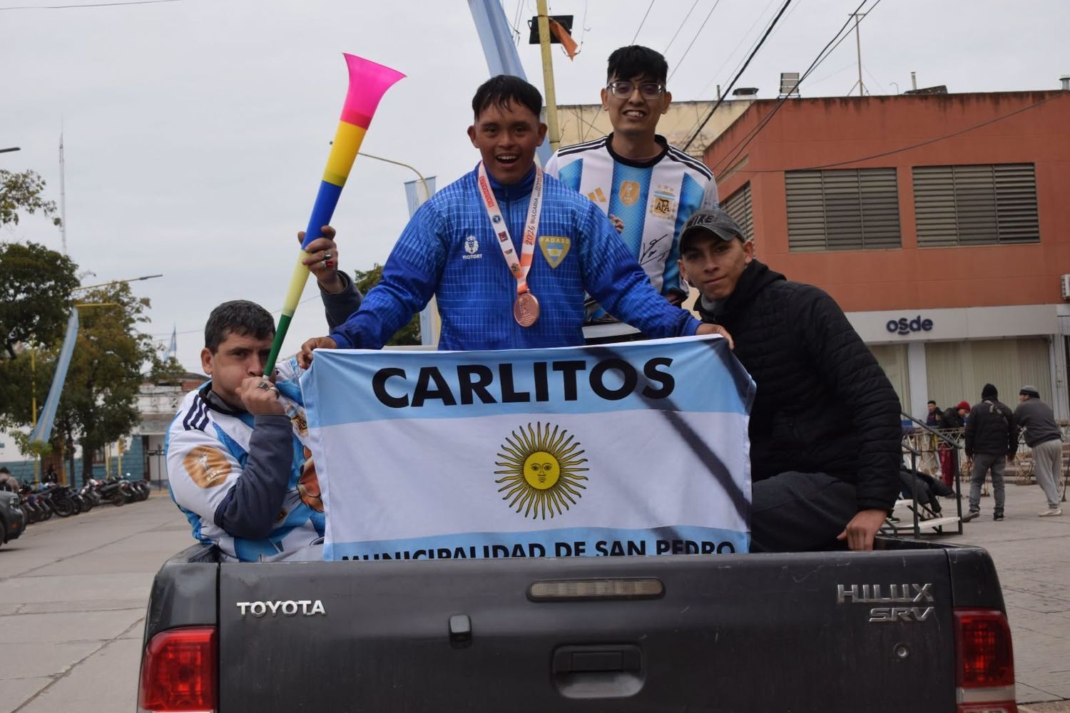 Apenas arribado a San Pedro, Carlos Isasmendi fue llevado en caravana por las calles de la ciudad, exhibiendo su medalla de bronce.