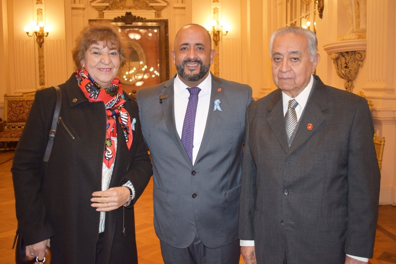 El presidente del Consejo Profesional de Ciencias Económicas de Jujuy (CPCEJ), José María Torino (al centro), con la contadora Olga Elizabeth Eliazarian y el contador Aníbal Marcos Carreras, ambos distinguidos en la ceremonia desarrollada en el Salón de la Bandera.