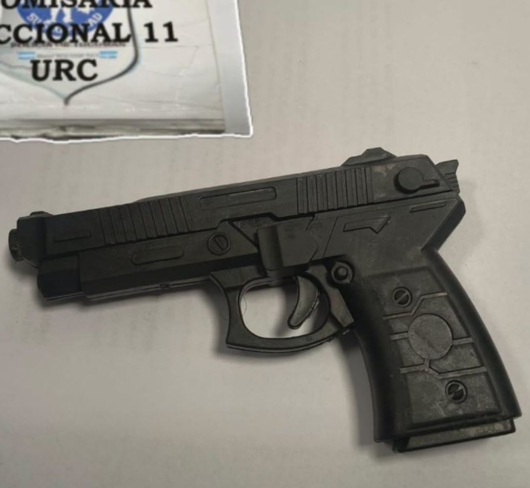 Durante el operativo, secuestraron un réplica de arma de fuego.