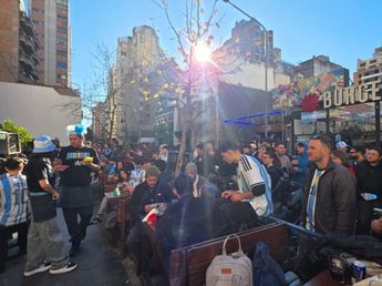 El gesto de hinchas de Argentina durante los festejos que armó un escándalo en el centro de Córdoba
