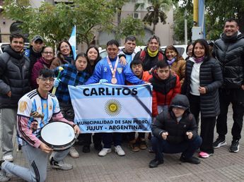 Aclamado por sus vecinos, el mundialista Carlos Isasmendi regresó a San Pedro con su medalla de bronce