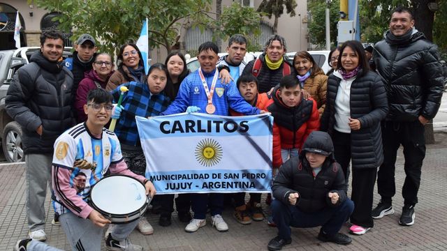 Una animada barra aguardaba a Carlos Isasmendi en la plaza central de San Pedro de Jujuy, para darle la bienvenida tras obtener una medalla de bronce en Europa.