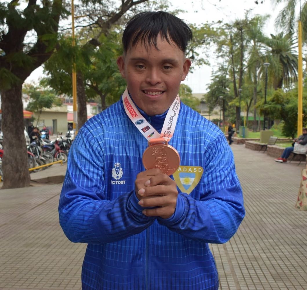 Luciendo su medalla de bronce en el pecho, el sampedreño Carlos Isasmendi, atleta del Centro de Deporte Adaptado e integrante de la Selección Argentina de Atletismo para personas con Síndrome de Down.