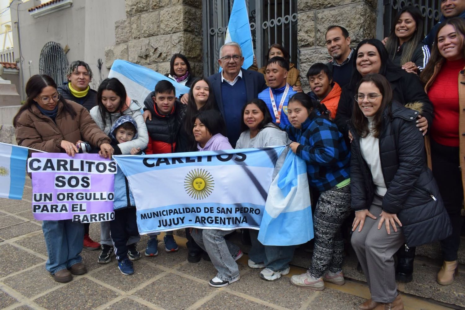 Junto al intendente de San Pedro, Julio Bravo, el atleta del Centro de Deporte Adaptado local, Carlos Isasmendi, rodeados por funcionarios y familiares, amigos y compañeros del velocista de bronce que representó a Jujuy en Bulgaria.