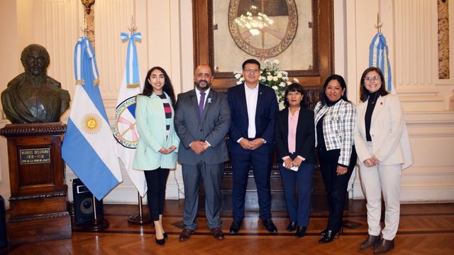Autoridades del Consejo Profesional de Ciencias Económicas de Jujuy, en el acto celebrado con motivo del Día del Graduado en Ciencias Económicas en el Salón de la Bandera.