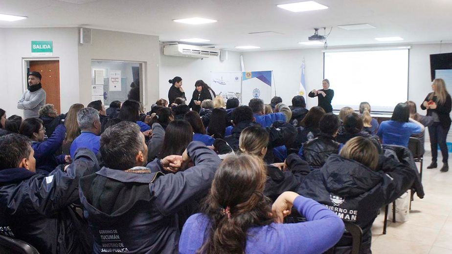 La iniciativa busca derribar barreras comunicacionales en el sistema de salud tucumano.
