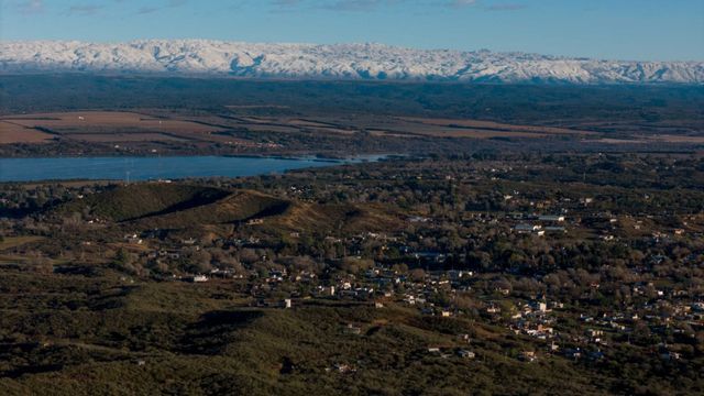 Las Sierras grandes nevadas desde Villa General Belgrano y Los Reartes.