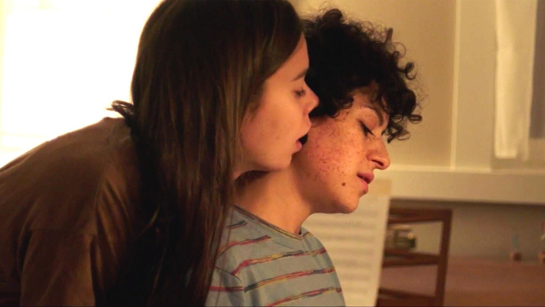 La película sigue a dos mujeres que deciden vivir una relación completa en apenas 24 horas.