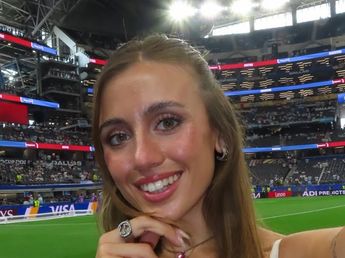 Vestido blanco y escarapela con brillos: Morena Beltrán arrasó con su look en la cobertura del Mundial 2026