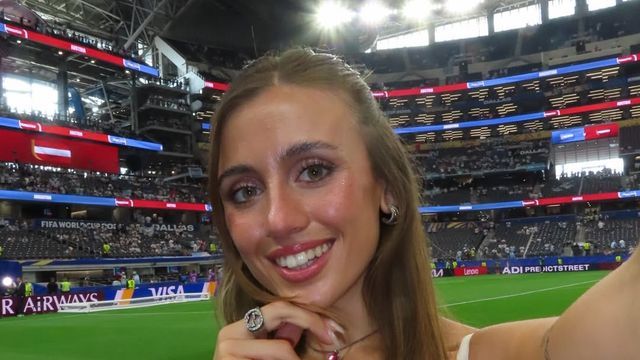 Vestido blanco y escarapela con brillos: Morena Beltrán arrasó con su look en la cobertura del Mundial 2026