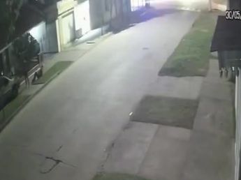 Caminaba por la vereda, fue atropellado y murió: el impactante video en Córdoba