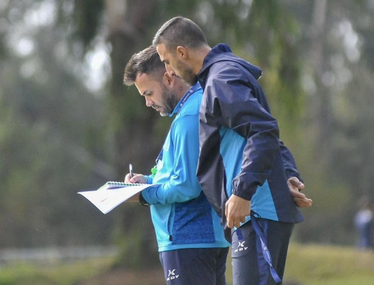 Mauro Vidal analizó el presente físico del plantel de Gimnasia y Esgrima de Jujuy y destacó el trabajo interdisciplinario del cuerpo técnico que conduce Hernán Pellerano (derecha).