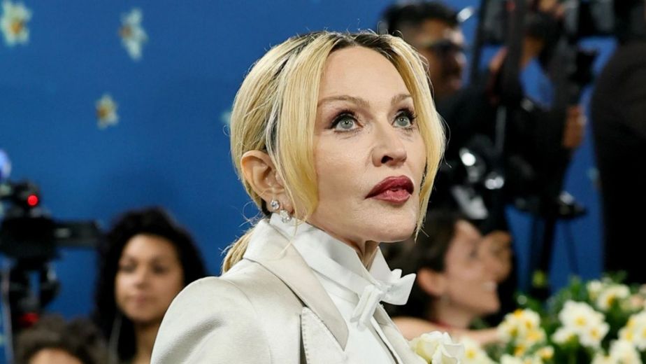 El video de Madonna fumando con una reconocida cantante pop internacional en un desfile que causó polémica