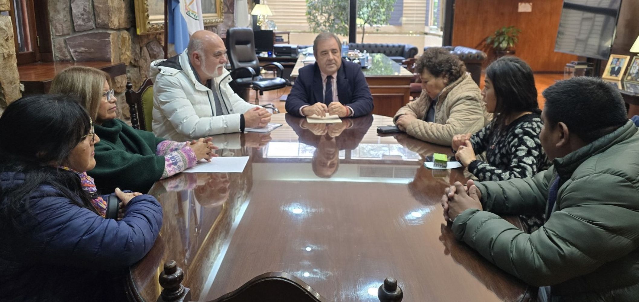 En la reunión llevada a cabo en el despacho de Presidencia de la Legislatura, el vicegobernador Bernis y la dirigencia de APOC conversaron acerca de iniciativas orientadas al fortalecimiento institucional de los organismos de control de la provincia.