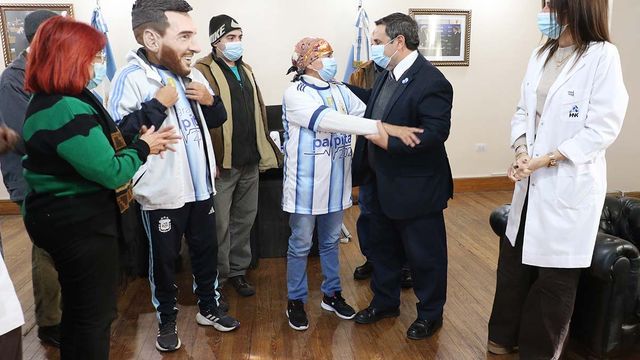Acompañada por su familia, Beatriz agradeció al equipo del Hospital Néstor Kirchner y a las autoridades provinciales.