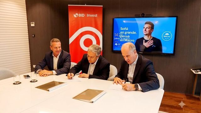 En la firma del acuerdo, de izquierda a derecha, Jorge Scarinci, gerente de Finanzas de Banco Macro; Santiago Portais, gerente de Entidades Financieras; y Sergio Lew, CIO de BID Invest.