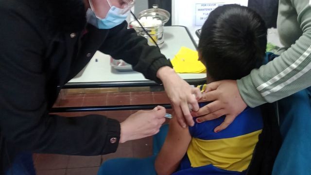 El operativo se desarrolló en Quirós y Las Palmitas, con prestaciones médicas, vacunación y asistencia veterinaria.