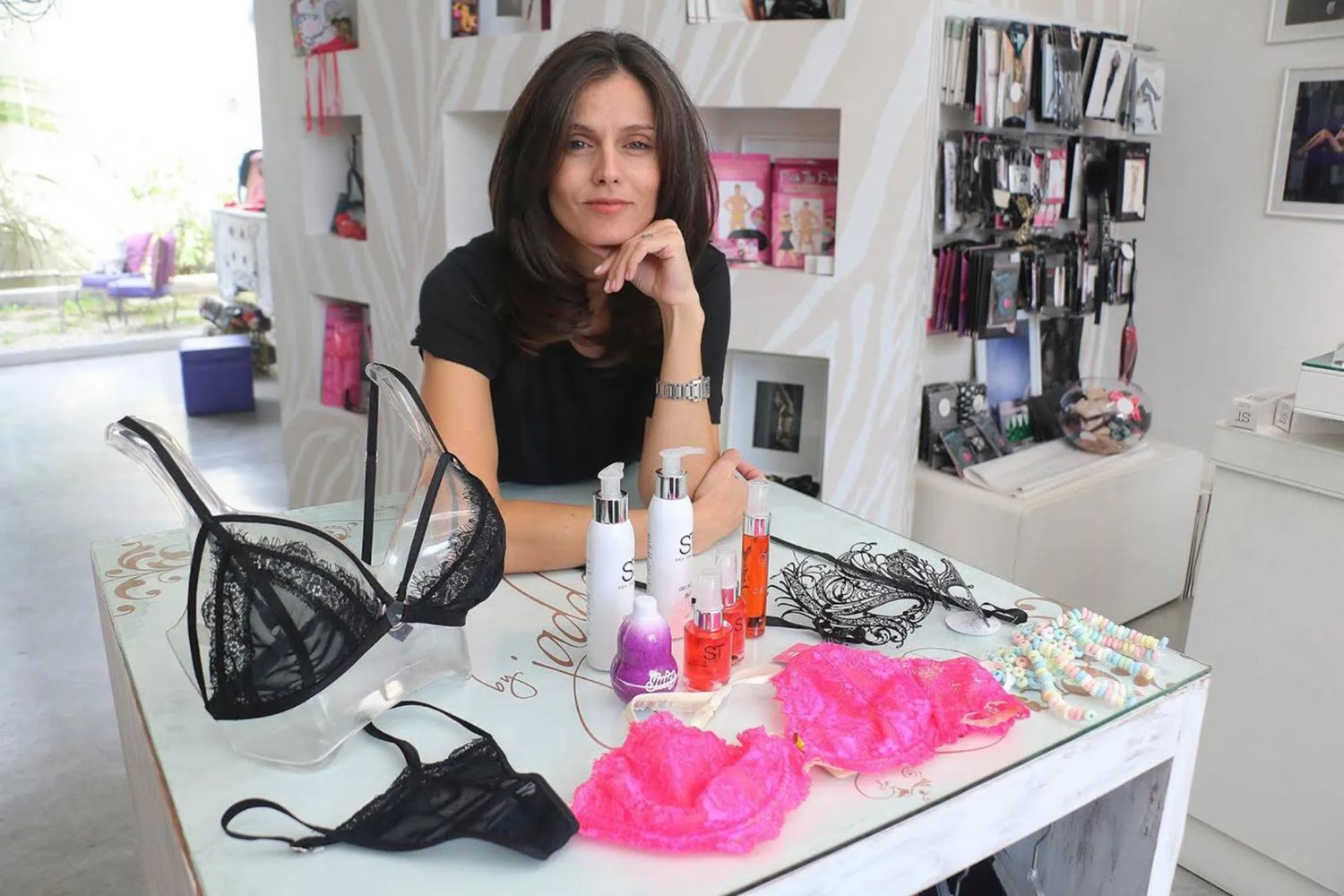 By Jadda, marca de lencería en la que Fernanda Neil figura como socia.