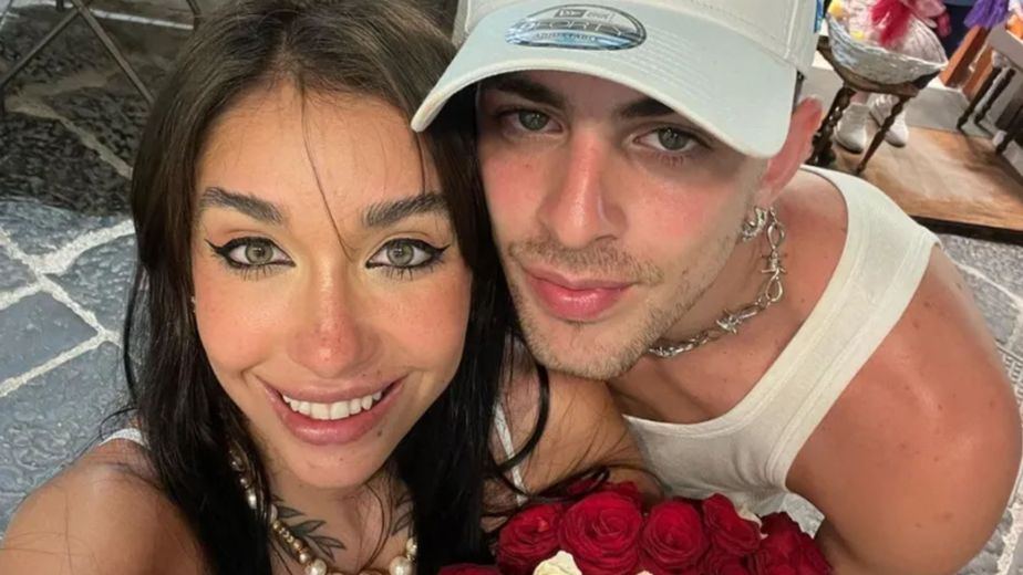 Mates y besos en la playa: Las románticas vacaciones de María Becerra y J Rei en España