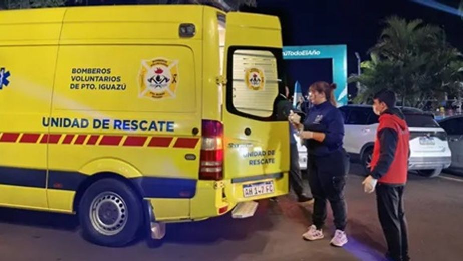 Iguazú: bomberos asistieron a una turista australiana tras una caída en el Hito de las Tres Fronteras.