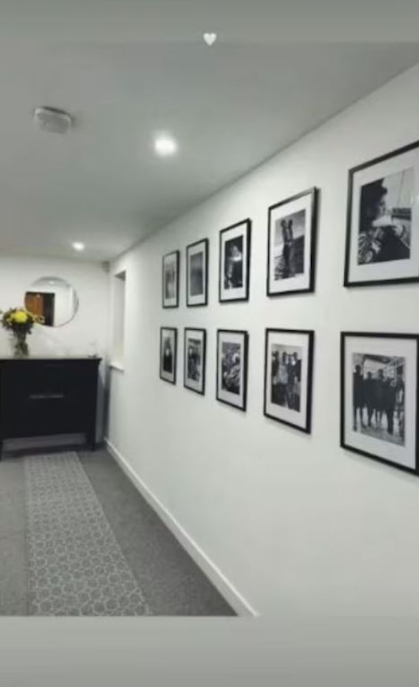 La lujosa casa del Colo Barco en Europa: Minimalismo, amplitud y un living "black and white"