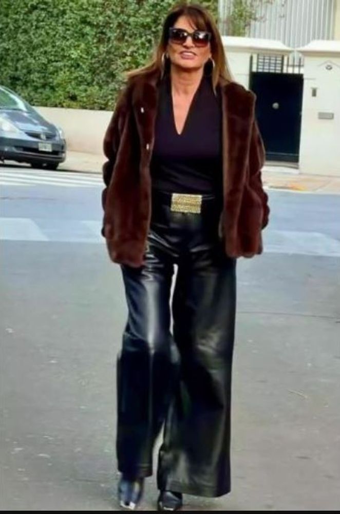 Lección de estilo a los 70: el impecable look 'cozy' con cuero de Teresa Calandra que es furor