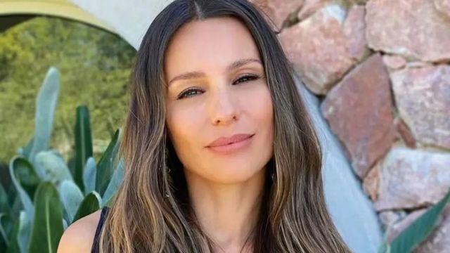 Pantalón oxford de efecto cuero, "musculosa halter" y estilismo "total black": el look de alto impacto de Pampita
