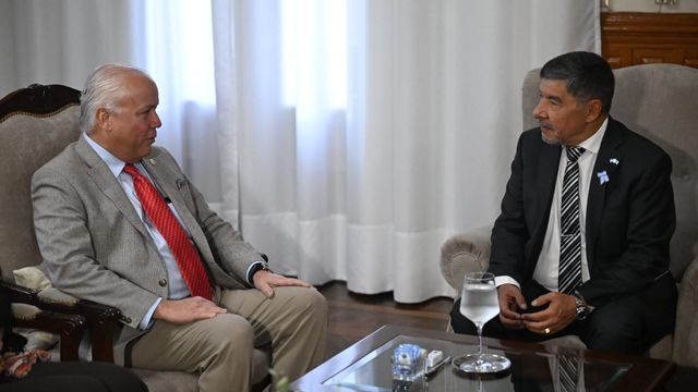 El embajador anticipó que las restricciones al ingreso de la fruta se resolverán pronto; el Gobierno provincial pide abrir un nuevo mercado.