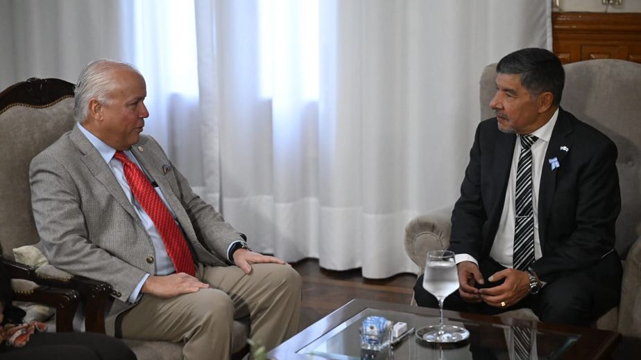 El embajador anticipó que las restricciones al ingreso de la fruta se resolverán pronto; el Gobierno provincial pide abrir un nuevo mercado.