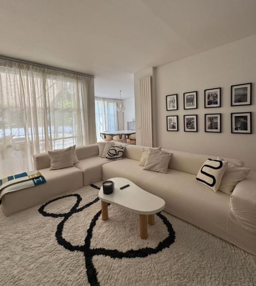 La lujosa casa del Colo Barco en Europa: Minimalismo, amplitud y un living "black and white"